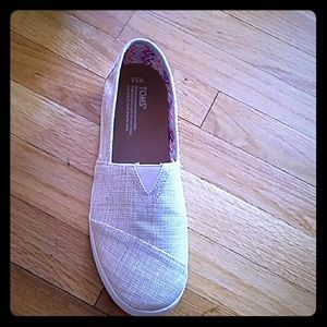 Never Worn Tom's Avalon Natural Metalic Linen